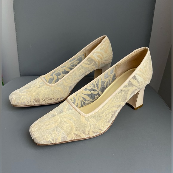 Studio Roma Ivory Mesh Flocked Fabric Floral Design Wide Heel Leather SoleSize 9 - Picture 4 of 10